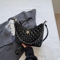Borsa hobo nera trapuntata con stella di strass e tracolla a catena argento - Nero