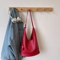 Minimalistische rote Hobo-Schultertasche aus Leder mit Litschi-Struktur und Quastenanhänger - Burgunderrot