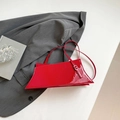 Borsa sottobraccio geometrica in pelle verniciata rossa con fibbia argentata - Rosso