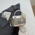 Sac bandoulière argenté avec texture froissée, breloque cœur perle et fermoir métal - Argent (Avec Pendentif)