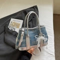 Sac cabas en denim bleu avec garniture en cuir argenté et pendentif nœud en dentelle - Bleu Denim Avec Pendentif