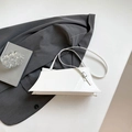 Borsa a tracolla in pelle verniciata bianca con finitura lucida e fibbia in metallo argento - Bianco
