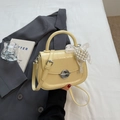 Petit sac bandoulière jaune crème avec pendentif cœur en dentelle et perles argent - Jaune (Avec Pendentif)