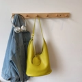 Schicke senfgelbe Hobo-Tasche aus weichem genarbtem Leder mit rundem Anhänger-Detail - Grün