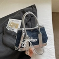 Sac seau en denim à pois blancs avec poignées en similicuir argenté et breloque perle - Bleu Royal Avec Pendentif