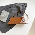 Borsa a tracolla trapezoidale in vernice marrone con dettagli argento su un blazer - Marrone