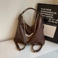 Borsa tote in ecopelle marrone scuro con catena dorata e decorazioni di grandi perle - caffè