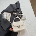 Petit sac carré beige à texture plissée avec fermoir rotatif en métal argenté élégant - Blanc Cassé