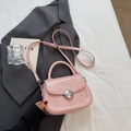 Petit sac bandoulière rose clair au fini brillant plissé et fermoir argenté rond - Rose