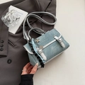 Bolso de mano azul grisáceo con bordes plateados espejados y detalle de colgante - Plata con colgante