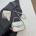 Petit sac bandoulière argenté métallisé avec poignée supérieure et fermoir chic - Argent