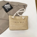 Sac fourre-tout en paille beige avec lettrage brodé marron et poignées en corde - Café Avec Lettres