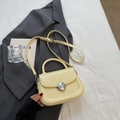 Petit sac à bandoulière jaune pâle en cuir plissé brillant avec fermoir rotatif argenté - Jaune