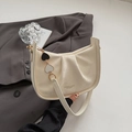 Elegante bolso de hombro blanco crema con pliegues, colgante de corazón y metal dorado - Blanco Roto