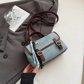 Mochila vaquera azul claro con ribete de cuero marrón y elegante colgante de estrella - Café Con Colgante