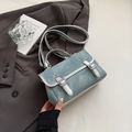Bolso de mano azul claro con textura vaquera, adornos de cuero plateado y correa de cadena - Plata Sin Colgante