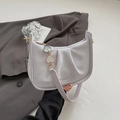 Bolso de hombro lavanda minimalista con diseño fruncido y colgante de corazón - Morado