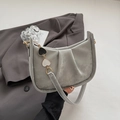 Bolso de media luna plisado gris de moda para mujer con accesorio de colgante de corazón - Plateado