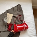 Sac baguette rouge brillant avec chaîne argentée et bandoulière réglable, style moderne - Bordeaux