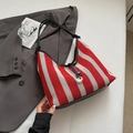 Modische rot-weiß gestreifte Strick-Hobo-Tasche mit schwarzem Lederbesatz und Metallring - Rot