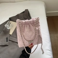 Dettaglio borsa a secchiello rosa trapuntata con borchie argentate e tracolla a catena - Rosa