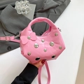 Roze halve maan handtas met zilveren studs en strikdetail voor een chique zomerlook - Roze