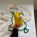 Vista macro della borsa all'uncinetto gialla fatta a mano con fiori 3D e perla bianca - Giallo