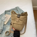 Détail de sac bandoulière kaki avec fermeture à boucle et texture en nylon résistant - Khaki