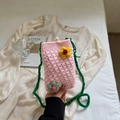 Dettaglio della borsa rosa all'uncinetto con ricami floreali e bottone di perla - Rosa