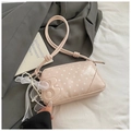 Detail van roze tas met stippen met decoratieve parelhanger en witte mesh strik - Roze Met Hanger