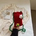 Dettaglio ravvicinato della borsa porta cellulare rossa intrecciata con fiori e perla - Borgogna