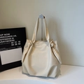 Detalle de asa anudada y cuero PU crema suave en el bolso tote de hombro informal - Blanco Roto
