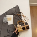 Dettaglio di una borsa Boston marrone con monogramma orso e ciondolo a forma di orso - Con Ciondolo / caffè