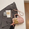Borsa Boston rosa con motivi a orsetto e ciondolo di peluche su sfondo di abito grigio - Con Ciondolo / Rosa