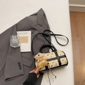 Dettaglio della borsa a bauletto beige con stampa orso e ciondolo a forma di orsetto - Con Ciondolo / Bianco Sporco