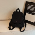 Minimalistischer schwarzer Mini-Rucksack aus Nylon mit Klappe und Seitentaschen - Schwarz