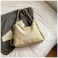 Beige Canvas und PU Patchwork Tasche mit Lucky Girl Stickerei und Bärenanhänger - Cremeweiß mit Anhänger
