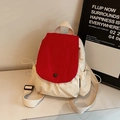 Minimalistischer beiger und roter Canvas-Rucksack mit Überschlag und seitlicher Kordeltasche - Weiß & Rot