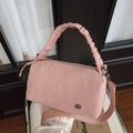 Dettaglio borsa Boston rosa con manico arricciato e tracolla in tessuto rimovibile - Rosa