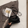 Sac à main noir texture litchi avec pendentif tissé et double bandoulière femme - Avec Pendentif / Noir