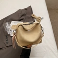 Sac à épaule en cuir crème motif litchi avec boucle argentée et pompon rose élégant - Avec Pendentif / Kaki