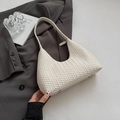 Detail der gewebten cremefarbenen Hobo-Tasche mit Textur und Metall-Bodenfüßen - Gebrochenes Weiß