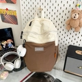 Mochila de moda beige y marrón con textura de rejilla y colgante de nube suave - Café Oscuro