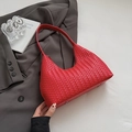 Detailaufnahme einer roten geflochtenen Hobo-Tasche mit Ledertextur und silbernen Nieten - Rot