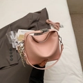 Sac à main rose texture litchi avec boucle métallique et breloque tissée - Avec Pendentif / Rose