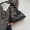 Detailaufnahme der gewebten Textur und Metallnieten an der schwarzen Hobo-Schultertasche - Schwarz