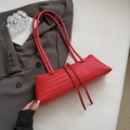 Detailaufnahme der roten Webstruktur und der eleganten langen Träger der Schultertasche - Rot