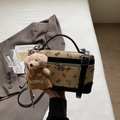 Dettaglio della borsa a tracolla gialla con stampa orso e ciondolo orsetto in peluche - Bianco Sporco Con Pendente