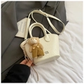 Weiße geflochtene Beuteltasche mit Bärenanhänger und verstellbarem Schultergurt Crossbody - Weiß Mit Anhänger