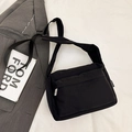Bolso bandolera de nailon negro con detalle de cremallera Nice sobre chaqueta gris - Negro